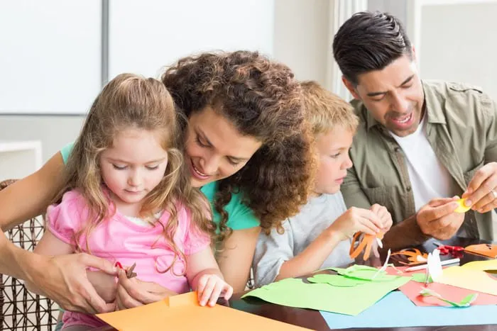 Eltern und Kinder basteln gemeinsam bildschirmfrei für die Schulvorbereitung mit Du.Mapa
